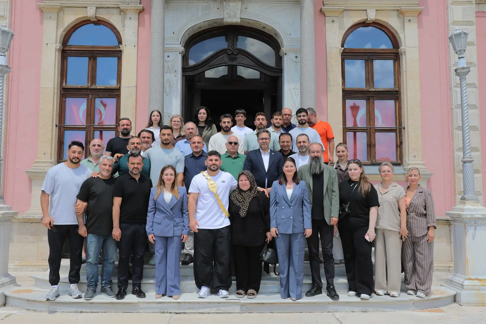 BAŞKAN FİLİZ GENCAN, 665. KIRKPINAR BAŞPEHLİVANI ERKAN TAŞ VE EDİRNELİ PEHLİVANLARI BELEDİYEDE AĞIRLADI galeri görseli